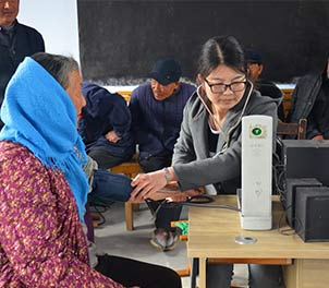 乐动（中国）官方网站志愿者服务队义务为老人查体