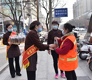 乐动（中国）官方网站青年文明号为环卫工送奶茶
