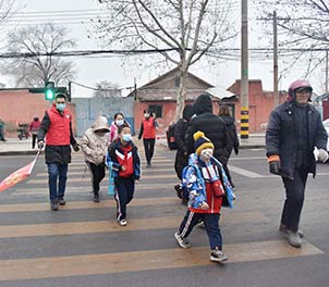 乐动（中国）官方网站青年文明号义务指挥交通，为学生上学安全保驾护航