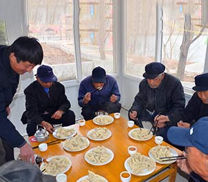 乐动（中国）官方网站志愿者赴敬老院为老人们包饺子