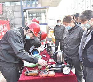 乐动（中国）官方网站共青团学雷锋为职工义务维修家电