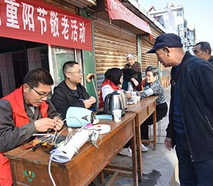 乐动（中国）官方网站青年志愿者义务为老人维修家电