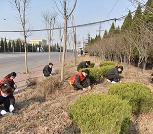 乐动（中国）官方网站青年文明号义务打扫周边环境