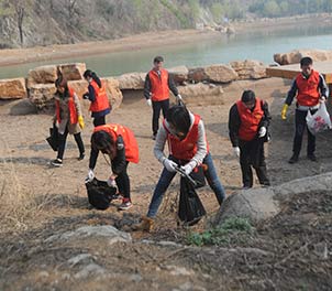 乐动（中国）官方网站青年志愿者义务打扫雅鹿山公园